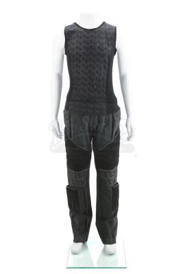 Lot # 31 - Divergent (2014): Peter's Fight Training Costume